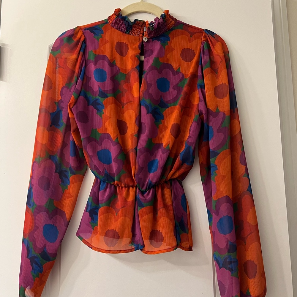 Like new floral print top. Sheer long sleeve. Fitted dressy top size small.